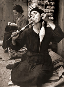 昔ながらの方法で麻を糸によるスペインの農婦 フォトエッセイ「スペインの村」から [ユージン・スミス, 1951年, 栄光の「LIFE」展 1946-1955 時代の顔を衝くより]のサムネイル画像
