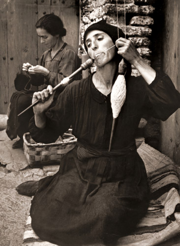 昔ながらの方法で麻を糸によるスペインの農婦 フォトエッセイ「スペインの村」から [ユージン・スミス, 1951年, 栄光の「LIFE」展 1946-1955 時代の顔を衝くより] パブリックドメイン画像 