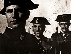スペインの田舎のフランコ政府治安警察隊員 フォトエッセイ「スペインの村」から [ユージン・スミス, 1951年, 栄光の「LIFE」展 1946-1955 時代の顔を衝くより]のサムネイル画像