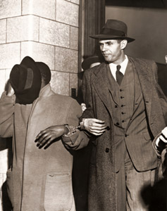 窃盗犯と手錠でつながれて、ニューヨークの連邦裁判所を出るアルジャー・ヒス かつて共産党員だったことを否認したため、偽証罪に問われ5年の刑を宣告された [ジャック・バーンズ, 1951年, 栄光の「LIFE」展 1946-1955 時代の顔を衝くより]のサムネイル画像
