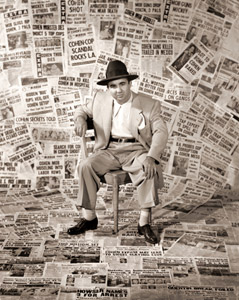 ギャングのボス、ミッキー・コーエン あたりに散らばった新間の一面記事は、彼をロサンゼルスで一番悪名高い男にした事件を報じている [エド・クラーク, 1949年, 栄光の「LIFE」展 1946-1955 時代の顔を衝くより]のサムネイル画像
