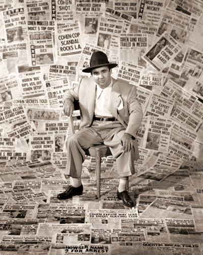 ギャングのボス、ミッキー・コーエン あたりに散らばった新間の一面記事は、彼をロサンゼルスで一番悪名高い男にした事件を報じている [エド・クラーク, 1949年, 栄光の「LIFE」展 1946-1955 時代の顔を衝くより] パブリックドメイン画像 