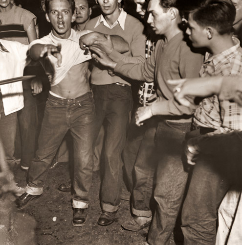 イリノイ州シセロの人種暴動 若者の一人がシャツをたくし上げ、州兵の銃剣で受けたという傷を見せている [ウォーレス・カークランド, 1951年, 栄光の「LIFE」展 1946-1955 時代の顔を衝くより] パブリックドメイン画像 