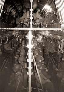 C-124輸送機の二層の機内に座る200名の降下隊員 [ハンク・ウォーカー, 1951年, 栄光の「LIFE」展 1946-1955 時代の顔を衝くより]のサムネイル画像