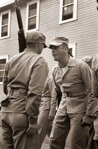 一人前の海兵隊員に育てようと新兵を絞りあげる教官 サウスカロライナ州パリスアイランド [マーク・カウフマン, 1951年, 栄光の「LIFE」展 1946-1955 時代の顔を衝くより]のサムネイル画像