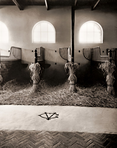 米国の富豪コーネリュース・ヴァンダービルトのニューポートの邸宅にある馬小屋 [アーノルド・ニューマン, 1950年, 栄光の「LIFE」展 1946-1955 時代の顔を衝くより] パブリックドメイン画像 