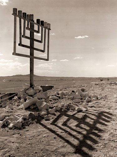 ハヌカー(ユダヤの宮清めの祭り)の期間にイスラエル兵がネゲヴ砂漠に立てたメノラ [ロバート・キャパ, 1950年, 栄光の「LIFE」展 1946-1955 時代の顔を衝くより] パブリックドメイン画像 