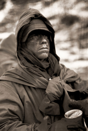 北朝鮮長津付近からの苦難の退却で疲れきった若い米海兵隊員 [デビッド・ダグラス・ダンカン, 1950年, 栄光の「LIFE」展 1946-1955 時代の顔を衝くより] パブリックドメイン画像 