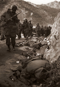 共産軍の待ち伏せにあって戦死した戦友のそばを退却する米海兵隊 [デビッド・ダグラス・ダンカン, 1950年, 栄光の「LIFE」展 1946-1955 時代の顔を衝くより]のサムネイル画像
