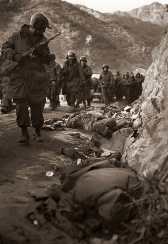 共産軍の待ち伏せにあって戦死した戦友のそばを退却する米海兵隊 [デビッド・ダグラス・ダンカン, 1950年, 栄光の「LIFE」展 1946-1955 時代の顔を衝くより] パブリックドメイン画像 