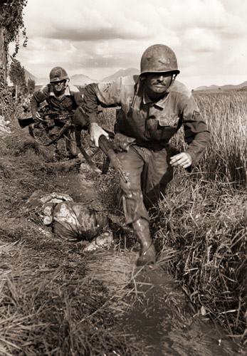 洛東江付近を前進する米海兵隊 [デビッド・ダグラス・ダンカン, 1950年, 栄光の「LIFE」展 1946-1955 時代の顔を衝くより] パブリックドメイン画像 