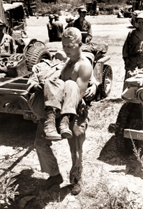 負傷した兵士をジープから救急医療所に運ぶ米軍衛生兵 朝鮮戦争の一場面 [カール・マイダンス, 1950年, 栄光の「LIFE」展 1946-1955 時代の顔を衝くより]のサムネイル画像