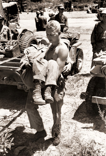 負傷した兵士をジープから救急医療所に運ぶ米軍衛生兵 朝鮮戦争の一場面 [カール・マイダンス, 1950年, 栄光の「LIFE」展 1946-1955 時代の顔を衝くより] パブリックドメイン画像 