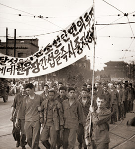 朝鮮戦争の初期、共産軍の捕虜となった米兵が共産主義をたたえる旗をかかげてソウルの街を行進させられる [1950年, 栄光の「LIFE」展 1946-1955 時代の顔を衝くより]のサムネイル画像