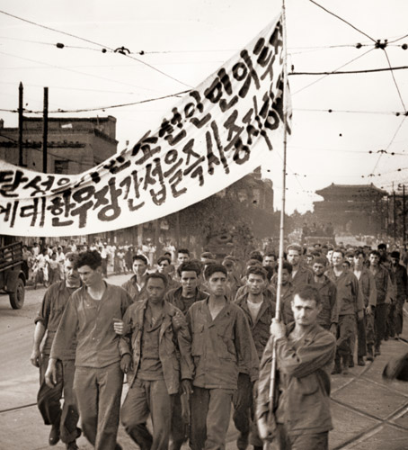 朝鮮戦争の初期、共産軍の捕虜となった米兵が共産主義をたたえる旗をかかげてソウルの街を行進させられる [1950年, 栄光の「LIFE」展 1946-1955 時代の顔を衝くより] パブリックドメイン画像 
