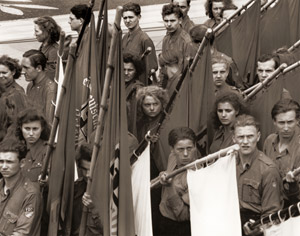 東ベルリンをパレードする共産党青年団 [ナット・ファーブマン, 1950年, 栄光の「LIFE」展 1946-1955 時代の顔を衝くより]のサムネイル画像
