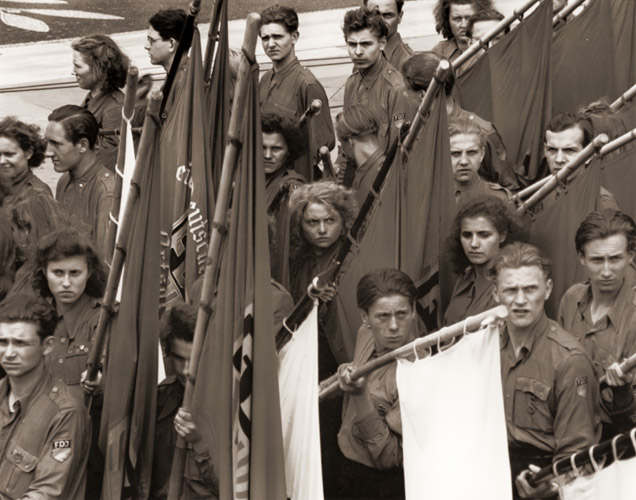 東ベルリンをパレードする共産党青年団 [ナット・ファーブマン, 1950年, 栄光の「LIFE」展 1946-1955 時代の顔を衝くより] パブリックドメイン画像 