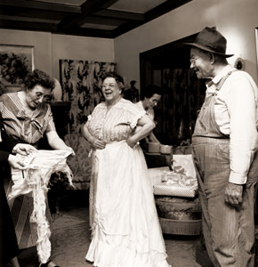 50年前の結婚衣装はさすがにサイズが無理 金婚式の準備をするネブラスカ州の農家の婦人。 [A.Y.Owen, 1950年, 栄光の「LIFE」展 1946-1955 時代の顔を衝くより]のサムネイル画像
