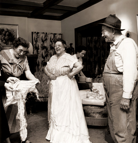 50年前の結婚衣装はさすがにサイズが無理 金婚式の準備をするネブラスカ州の農家の婦人。 [A.Y.Owen, 1950年, 栄光の「LIFE」展 1946-1955 時代の顔を衝くより] パブリックドメイン画像 