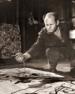 まだ絵具の乾かない作品に砂をふりかける画家ジャクソン・ポロック [マーサ・ホルムズ, 1949年, 栄光の「LIFE」展 1946-1955 時代の顔を衝くより]のサムネイル画像