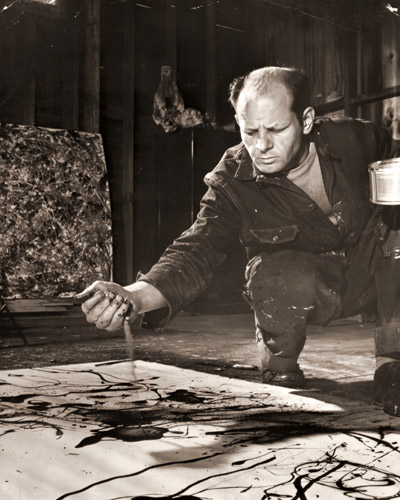 まだ絵具の乾かない作品に砂をふりかける画家ジャクソン・ポロック [マーサ・ホルムズ, 1949年, 栄光の「LIFE」展 1946-1955 時代の顔を衝くより] パブリックドメイン画像 