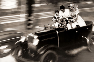 時速70マイルでレーシングカーを飛ばす10代の若者たち カリフォルニア州ロサンゼルス [ラルフ・クレーン, 1949年, 栄光の「LIFE」展 1946-1955 時代の顔を衝くより]のサムネイル画像
