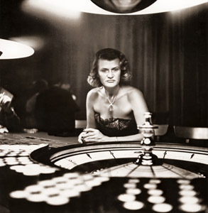 プエルトリコのカリブ・ヒルトン・ホテルの賭博サロンでルーレットをする女性 [ゴードン・パークス, 1949年, 栄光の「LIFE」展 1946-1955 時代の顔を衝くより]のサムネイル画像