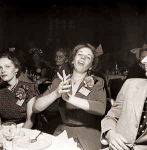 年中行事のパン焼きコンテストに優勝 5万ドルの賞金を獲得して喜ぶ婦人 [マーサ・ホルムズ, 1949年, 栄光の「LIFE」展 1946-1955 時代の顔を衝くより]のサムネイル画像
