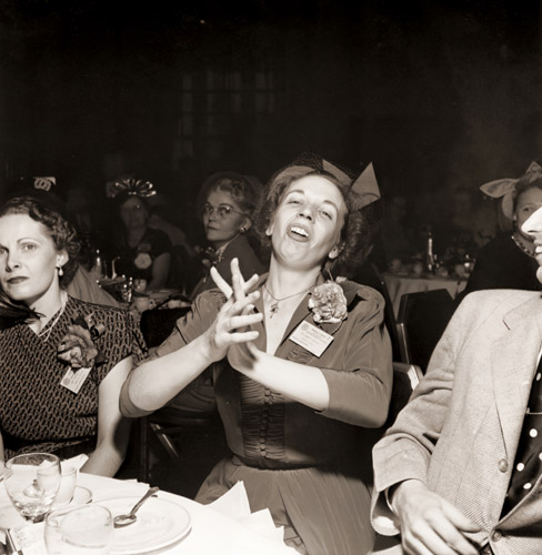 年中行事のパン焼きコンテストに優勝 5万ドルの賞金を獲得して喜ぶ婦人 [マーサ・ホルムズ, 1949年, 栄光の「LIFE」展 1946-1955 時代の顔を衝くより] パブリックドメイン画像 