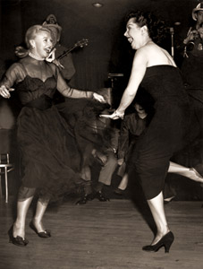 ハリウッドのナイトクラブでチャールストンを踊るジンジャー・ロジャースとアン・ミラー [ラルフ・クレーン, 1950年, 栄光の「LIFE」展 1946-1955 時代の顔を衝くより]のサムネイル画像