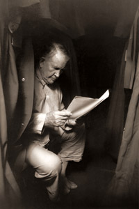 民主党候補応援の地方遊説中、寝台車の下段で演説草稿に目を通すアルビン・バークリー副大統領 [リサ・ラーセン, 1950年, 栄光の「LIFE」展 1946-1955 時代の顔を衝くより]のサムネイル画像