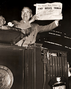 大誤報したシカゴ・デーリー・トリビューン紙の早版の見出しを示してご機嫌のトルーマン大統領 [ユージン・スミス, 1948年, 栄光の「LIFE」展 1946-1955 時代の顔を衝くより]のサムネイル画像