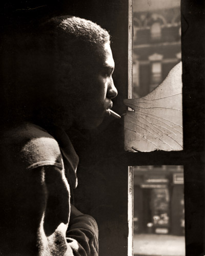 ライバルのギャングを避けて、無人のビルに身をひそめるハーレムのギャングのボス [ゴードン・パークス, 1948年, 栄光の「LIFE」展 1946-1955 時代の顔を衝くより] パブリックドメイン画像 
