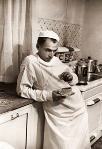 午前2時、一日の仕事を終えセリアニ医師は病院のキッチンでコーヒーをのむ 数時間で次の日の仕事が始まる [ユージン・スミス, 1948年, 栄光の「LIFE」展 1946-1955 時代の顔を衝くより]のサムネイル画像