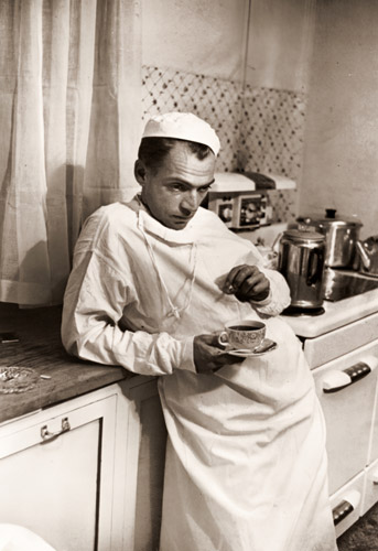 午前2時、一日の仕事を終えセリアニ医師は病院のキッチンでコーヒーをのむ 数時間で次の日の仕事が始まる [ユージン・スミス, 1948年, 栄光の「LIFE」展 1946-1955 時代の顔を衝くより] パブリックドメイン画像 