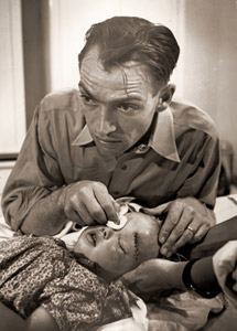 セリアニ医師は幼女の失明は避けられないことを知った [ユージン・スミス, 1948年, 栄光の「LIFE」展 1946-1955 時代の顔を衝くより]のサムネイル画像