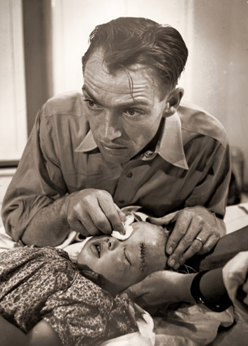 セリアニ医師は幼女の失明は避けられないことを知った [ユージン・スミス, 1948年, 栄光の「LIFE」展 1946-1955 時代の顔を衝くより] パブリックドメイン画像 