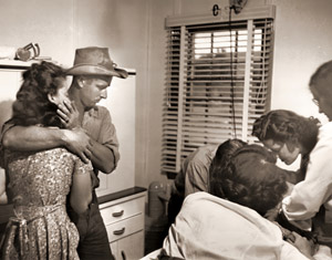 馬に頭部を蹴られた幼女を診察するセリアニ医師と看護婦たち 患者の両親が心配げに見守る。 [ユージン・スミス, 1948年, 栄光の「LIFE」展 1946-1955 時代の顔を衝くより]のサムネイル画像