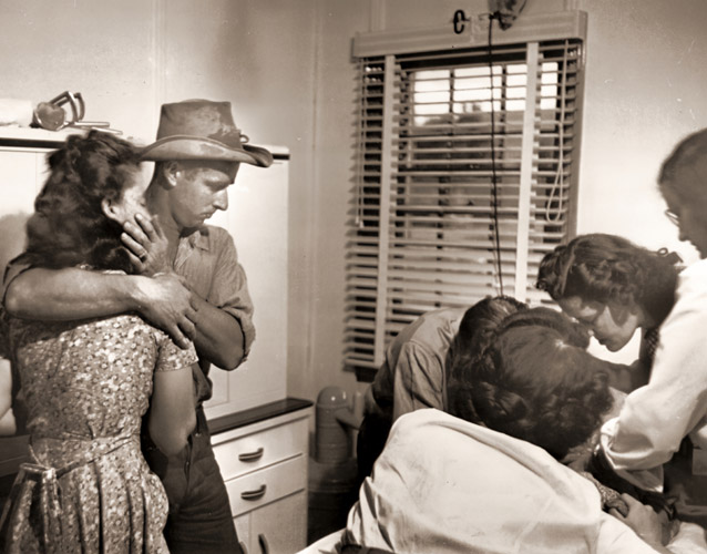 馬に頭部を蹴られた幼女を診察するセリアニ医師と看護婦たち 患者の両親が心配げに見守る。 [ユージン・スミス, 1948年, 栄光の「LIFE」展 1946-1955 時代の顔を衝くより] パブリックドメイン画像 