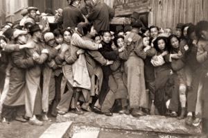 共産軍の来る前に紙幣を金に換えるため、政府の銀行に入ろうともみあう上海の市民たち [アンリ・カルティエ＝ブレッソン, 1948年, 栄光の「LIFE」展 1946-1955 時代の顔を衝くより]のサムネイル画像