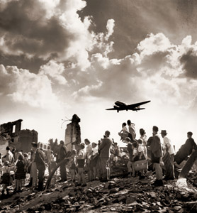 ソ連のベルリン封鎖に対し西側が行なった空輸作戦のさなか、テンペルホフ飛行場の廃嘘から食料補給のC-47機を見上げる市民たち [ウォルター・サンダース, 1948年, 栄光の「LIFE」展 1946-1955 時代の顔を衝くより]のサムネイル画像