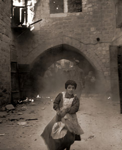 イスラエル建国からわずか数時間、ヨルダンのアラブ軍はエルサレム旧市街占領のためしらみつぶしの攻撃を開始した 戦火のなかを恐怖におののきながら逃げる少女 [ジョン・フィリップス, 1948年, 栄光の「LIFE」展 1946-1955 時代の顔を衝くより]のサムネイル画像