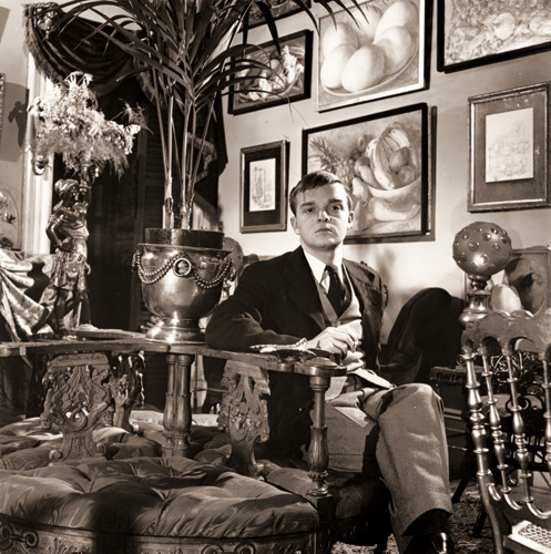 ニューオリンズ生まれの作家トルーマン・カポーティ 当時22歳 [ジェリー・クック, 1947年, 栄光の「LIFE」展 1946-1955 時代の顔を衝くより] パブリックドメイン画像 