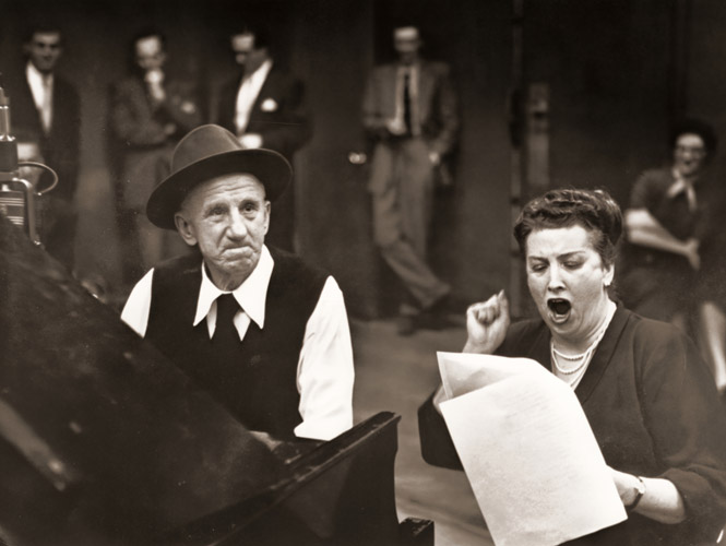 「ほんもののピアノ弾き｣のレコーディングでの喜劇俳優ジミー・デュランテとオペラ歌手ヘレン・トラウベル [ユージン・スミス, 1947年, 栄光の「LIFE」展 1946-1955 時代の顔を衝くより] パブリックドメイン画像 