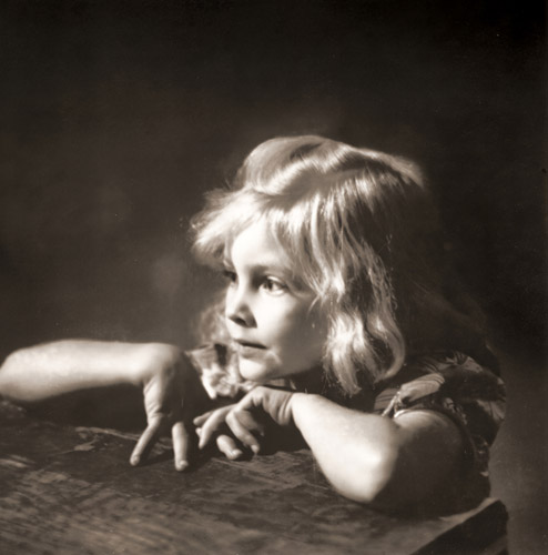 ノースカロライナ州アシュヴィル音楽祭で夢中になっている少女 [ユージン・スミス, 1947年, 栄光の「LIFE」展 1946-1955 時代の顔を衝くより] パブリックドメイン画像 