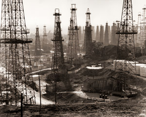 シグナルヒルの油田に林立するやぐら カリフォルニア州ロングビーチの近くで [アンドレアス・ファイニンガー, 1947年, 栄光の「LIFE」展 1946-1955 時代の顔を衝くより]のサムネイル画像