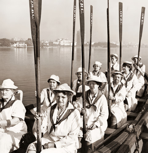 カリフォルニア州のオークランドの女子漕艇クラブ [Charles Steinheimer , 1947年, 栄光の「LIFE」展 1946-1955 時代の顔を衝くより] パブリックドメイン画像 