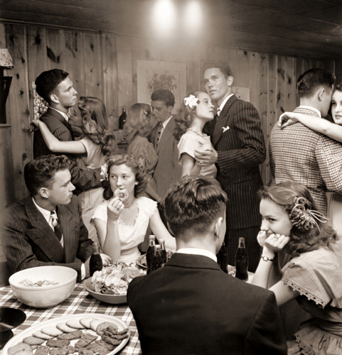 生真面目な顔でセンチメンタルな曲にあわせて踊るオクラホマ州タルサの10代の若者たち テーブルではドーナツをかじりコカコーラを飲んでいる [ニナ・リーン, 1947年, 栄光の「LIFE」展 1946-1955 時代の顔を衝くより] パブリックドメイン画像 
