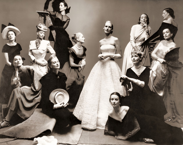 米国のファッション・モデルの一流どころ(左から）メグ・マンディー、マリリン・アンブローズ、ヘレン・ベネット、ダナ・ジェニー(白い帽子をもっている)、ベプィー・マクロークレン、ライザ･フォンサグライヴス、リリー・カールソン、 ドリアン・リー、アンドレア・ジョンソン、エリザベス・ギボンズ、ケイ・ハーナン(白いガウン)、ミュリエル・マクスウェル [アーヴィング・ペン, 1947年, 栄光の「LIFE」展 1946-1955 時代の顔を衝くより] パブリックドメイン画像 
