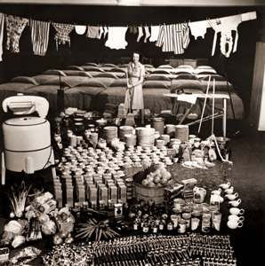 ニューヨーク州ライに住むマージョリー・マクウイーニーさんの1週間分の家事の量と一家の食糧をまとめてみれ ばざっとこんなもの [ニナ・リーン, 1947年, 栄光の「LIFE」展 1946-1955 時代の顔を衝くより]のサムネイル画像